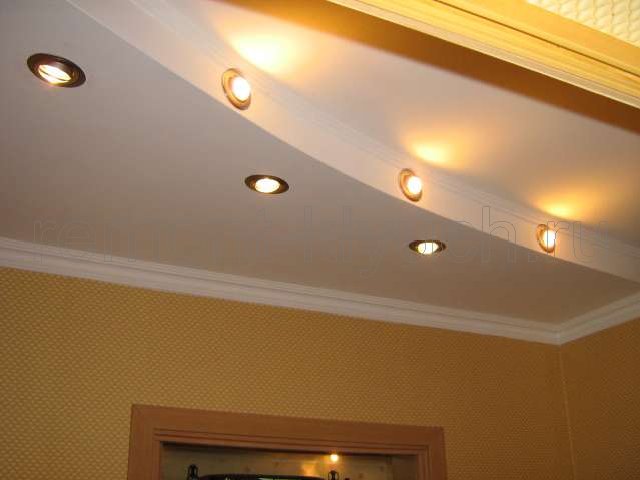 Готовый вид подвесного потолка из ГКЛ с встроенными светильниками, установка потолочного плинтуса, оклеивание стен обоями без рисунка