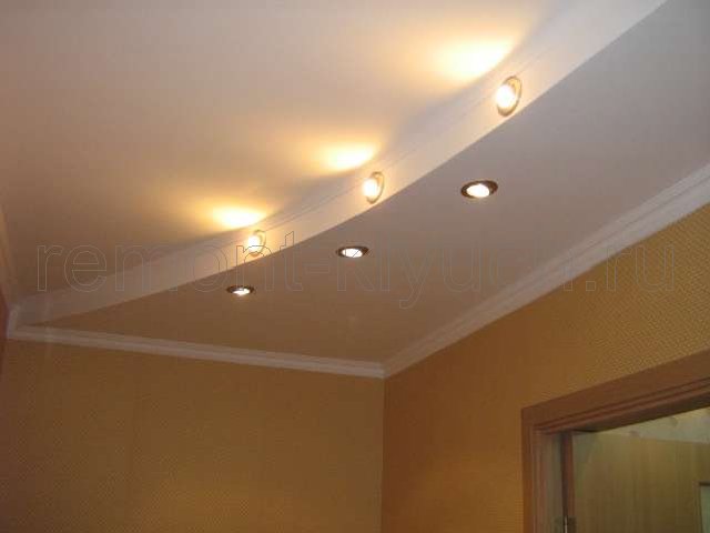 Подвесной потолок из ГКЛ с встроенными точечными светильниками, установка потолочного плинтуса, оклеивание стен виниловыми обоями без рисунка