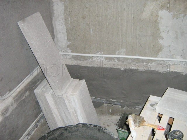 Прокладывание труб водоснабжения, штукатурка стен санузла гипсовыми составами