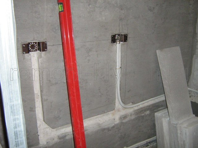 Прокладывание труб водоснабжения, электропроводки в борозды, укладка стен из пеноблоков