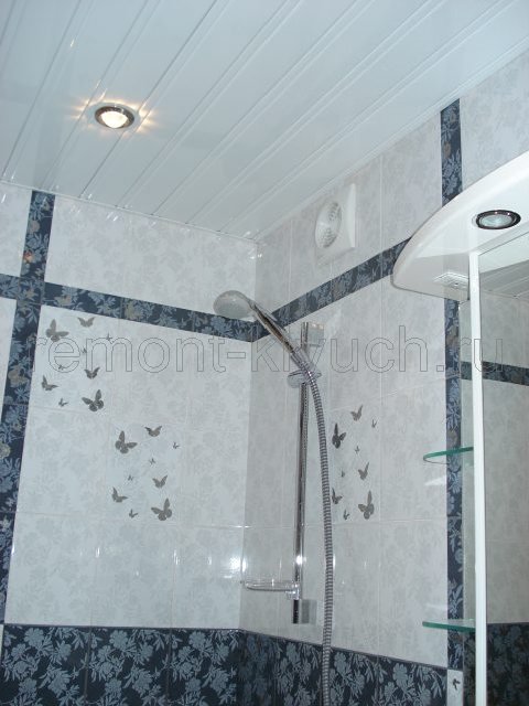 Облицовка стен керамическими плитками двух тонов с декором, установка вентилятора, стойки для лейки душа