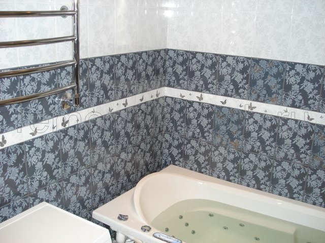 Облицовка стен ванной комнаты керамическими плитками с декором и устройством бордюра, установка ванны, полотенцесушителя