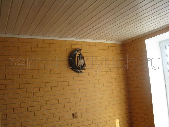 Устройство подвесного потолка из вагонки на кухне, оклеивание стен виниловыми обоями с подбором рисунка, навеска настенного светильника
