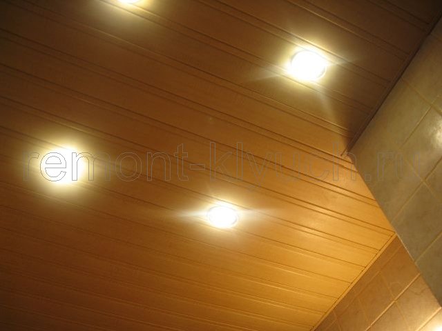 Устройство подвесного реечного потолка с встроенными светильниками в санузле