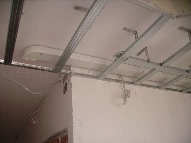 Устройство металлокаркаса на потолке в кухне и вентиляционный короб