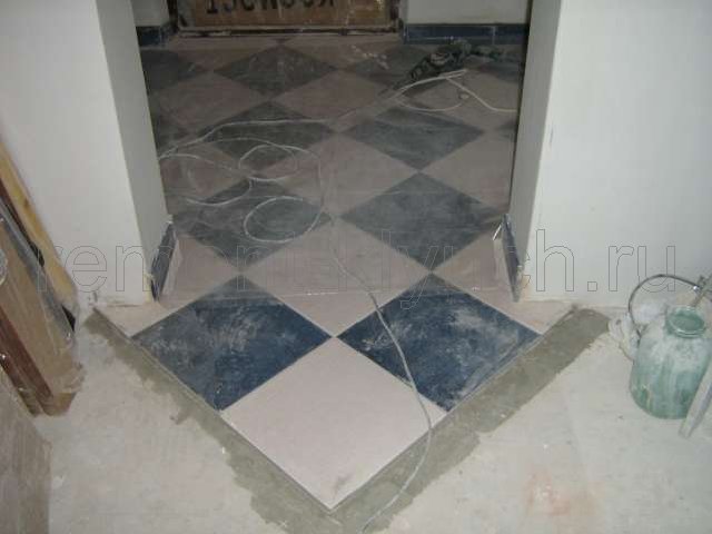 Укладка напольной керамической плитки в холле