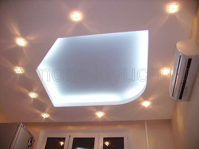 Комбинированная подсветка потолка на кухне галогенновыми и люминисцентными светильниками