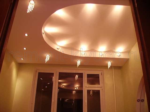 Подсветка потолка с хрустальными светильниками в спальне