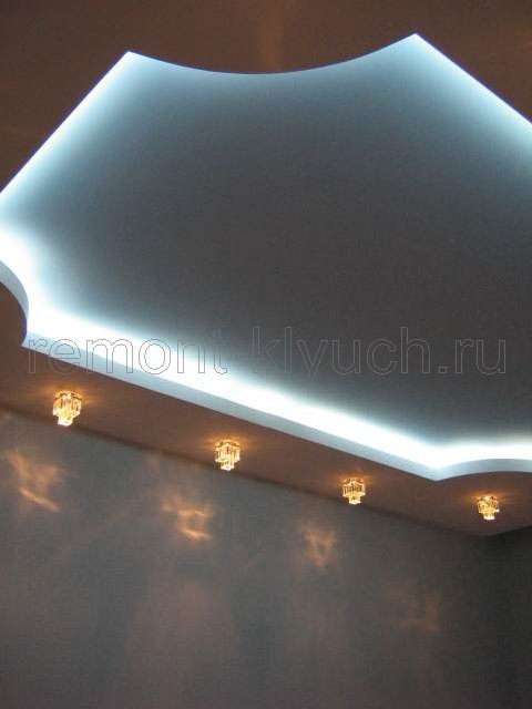 Подвесной потолок из ГКЛ с подсветкой в зале