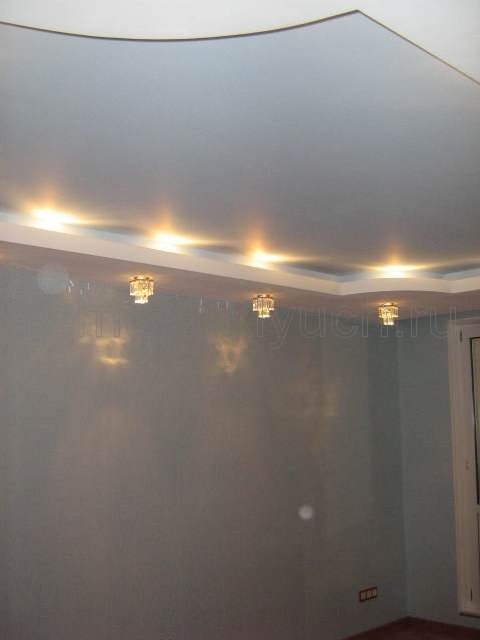 Подсветка потолка с хрустальными светильниками в зале