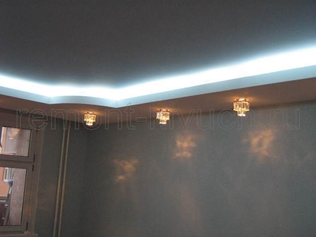 Подвесной потолок с внутренней подсветкой в зале