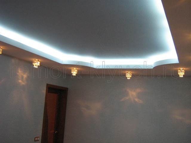 Подвесной потолок с люминисцентной подсветкой в зале