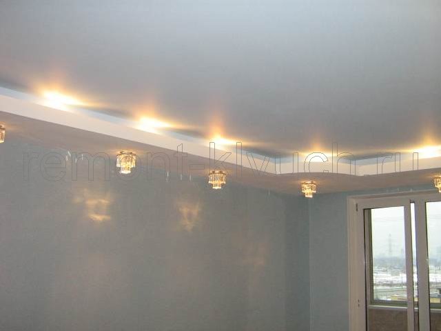 Подвесной потолок с комбинированной подсветкой в зале