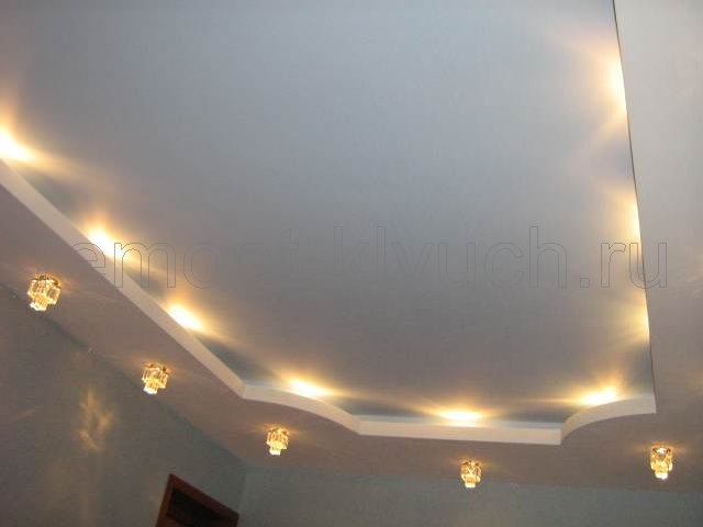 Подвесной потолок с нишами и комбинированной подсветкой в зале