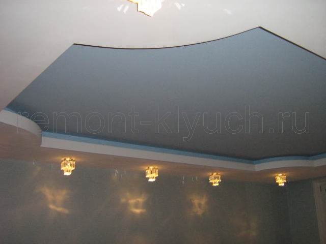 Фигурный подвесной потолок с хрустальными светильниками в зале