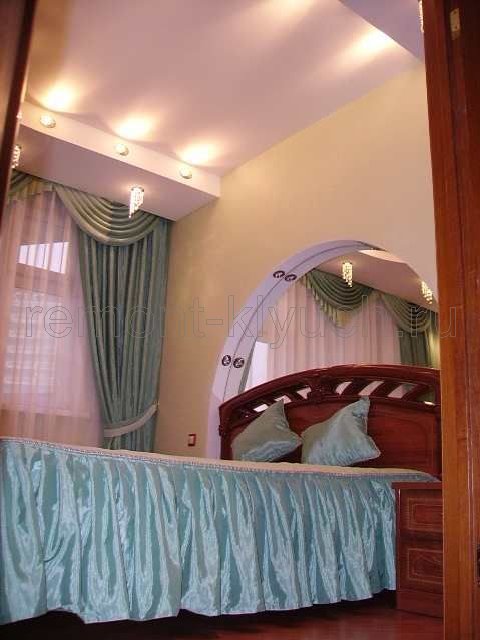Подсветка подвесного потолка с хрустальными светильниками в готовом интерьере спальни