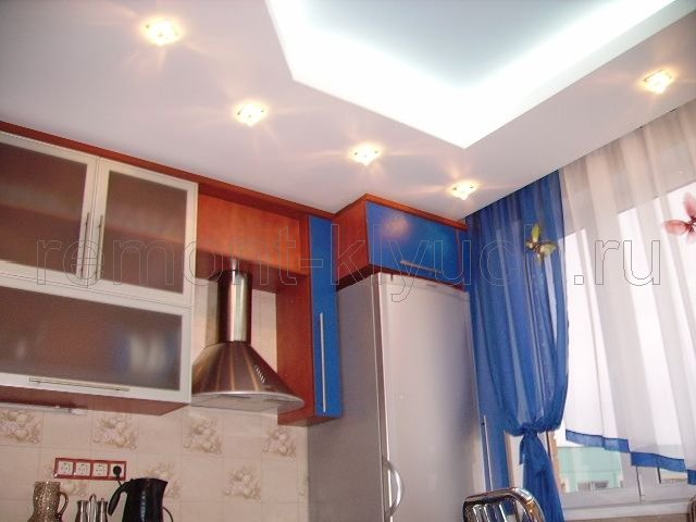 Окончательный вариант подсветки подвесного потолка в интерьере кухни