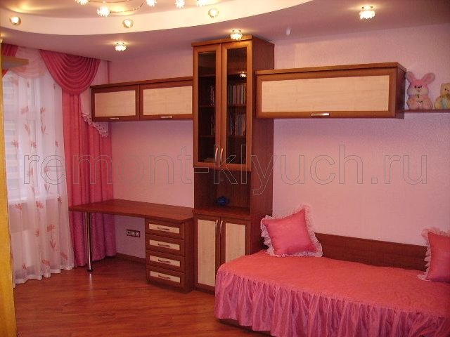 Комната для девочки с обоями нежно-розового цвета