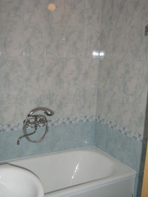 Облицовка стен ванной комнаты керамическими плитками с устройством бордюра, затиркой швов, установка ванны, экрана ванны, Мойдодыра, смесителей
