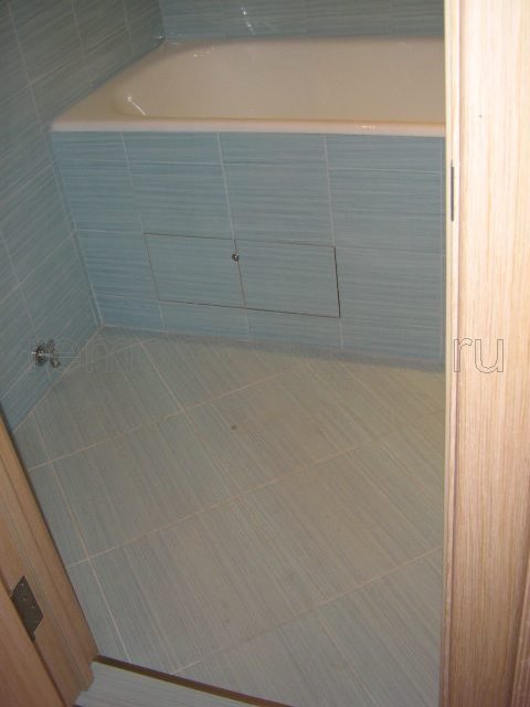 Устройство полов в ванной комнате из керамических плиток с затиркой швов, выложенных по диагонали, установка порожка, устройство экрана ванны с сантехническими лючками, облицованных керамической плиткой