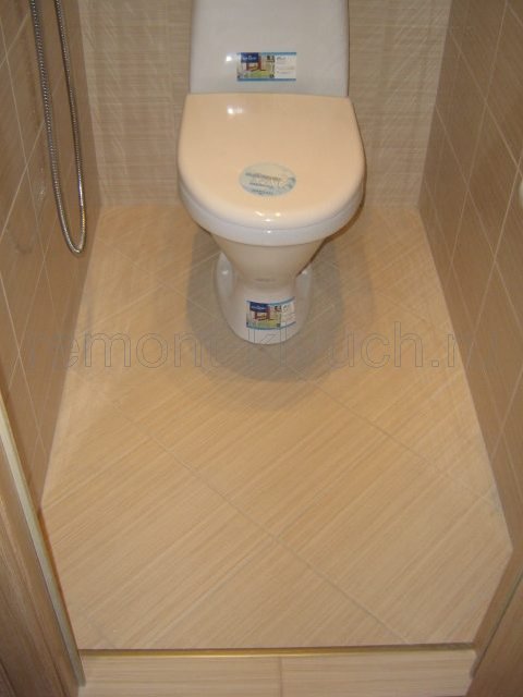 Установка унитаза, устройство пола в туалете из керамических плиток с затиркой швов, выложенных по диагонали, установка декоративного порожка