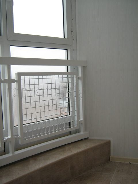 Монтаж окна, устройство порожка, облицованного керамическими плитками, установка защитного экрана внизу окна