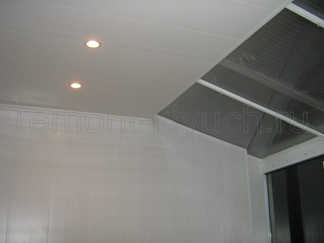 Устройство подвесного потолка с встроенными светильниками, устройство пластикового окна на лоджии, облицовка стен лоджии пластиковыми панелями с обрешоткой и молдингами