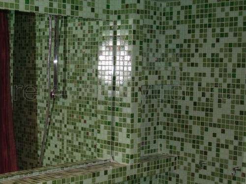 Завершенный вид стены ванной комнаты и ниши с зеркалом