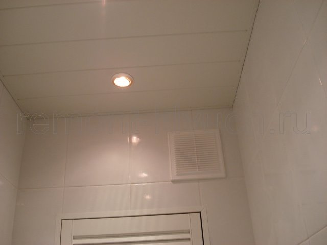 Реечный потолок и вытяжной вентилятор
