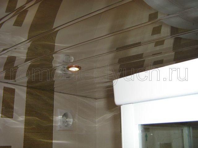 Вид реечного потолка с встроенными точечными светильниками, установка вентилятора