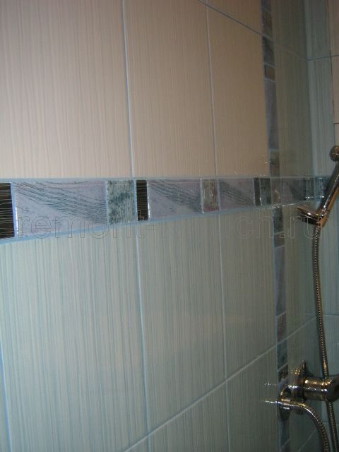 Облицовка стен керамической плиткой с устройством бордюра, установка гигиенического душа
