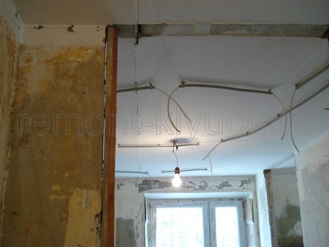 Демонтаж старых окон, дверных блоков, снятие старых обоев, штукатурки с потолка и стен, установка проводов для точечных светильников в подвесном потолке