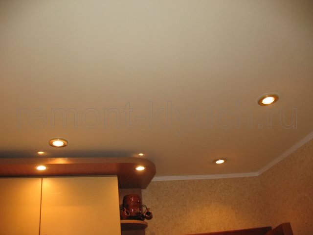 Освещение кухни точечными встроенными светильниками подвесного натяжного потолка на кухне, установка потолочного плинтуса