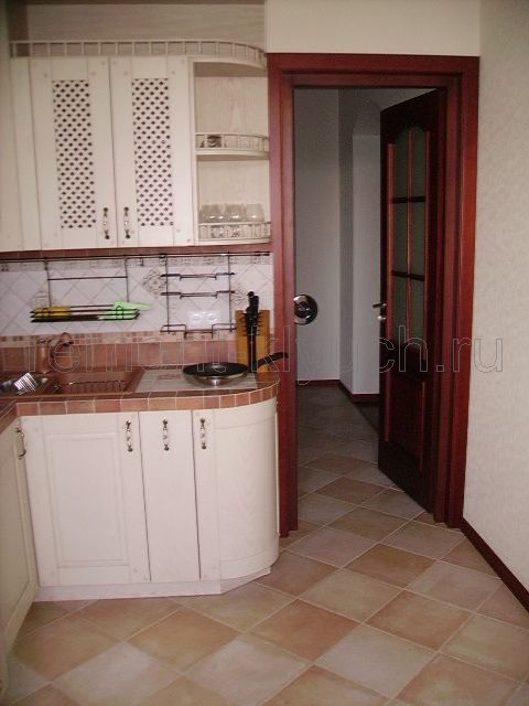 Устройство напольного покрытия на кухне-коридоре из керамических плиток, установка напольного плинтуса, дверного блока, кухонной мебели