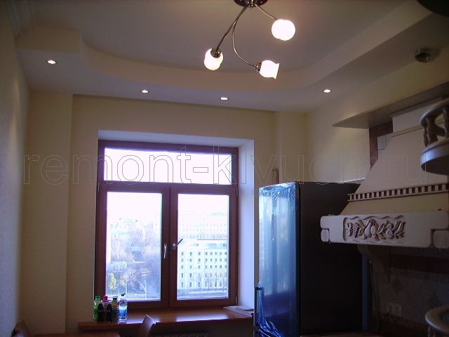 Освещение кухни светильиками подвесного потолка из ГКЛ и люстрой