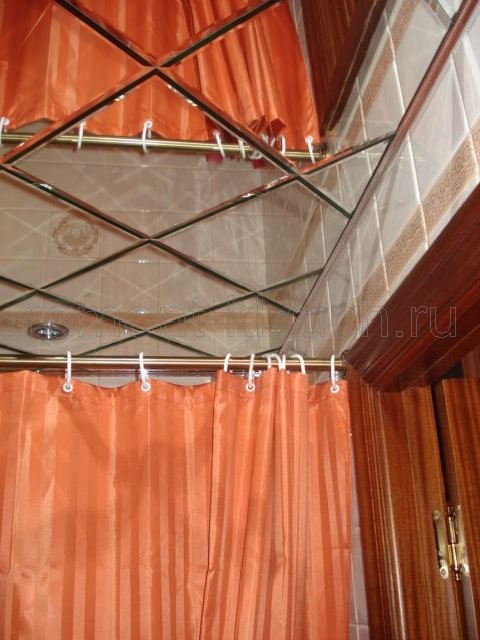 Общий вид зеркального подвесного потолка с точечными светильниками, навеска шторки для душа, монтаж дверного блока