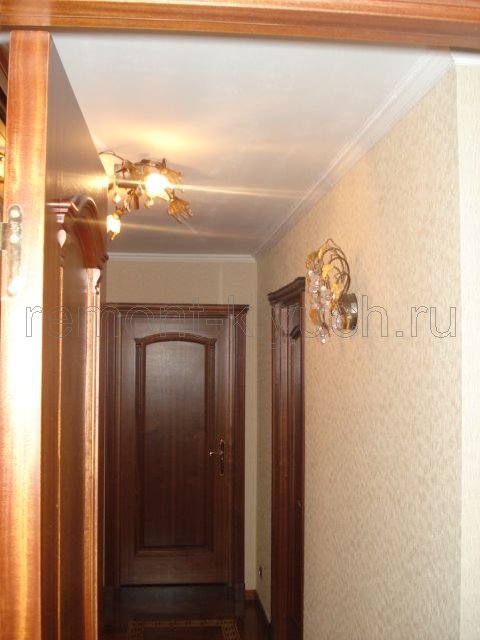 Общий вид установленных дверных блоков в коридоре с дверными полотнищами, доборами, наличниками, навеска настенных светильников