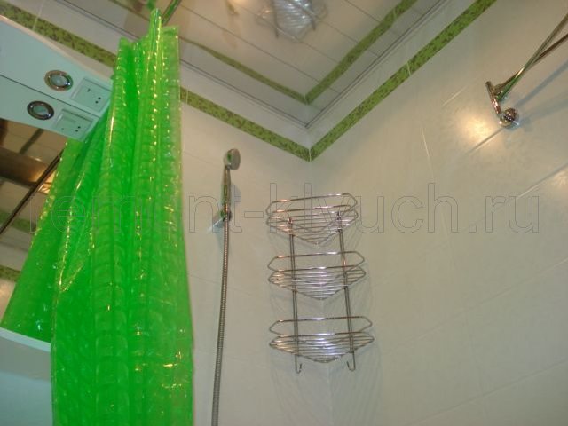 Устройство подвесного реечного потолка с встроенными светильниками, установка сантехнических аксессуаров