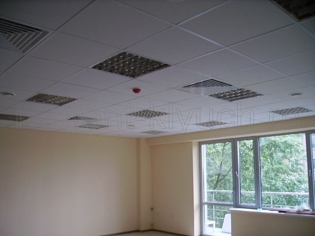 Устройство подвесного потолка с встроенными светильниками из плит 'Армстронг', установка вентиляционных решёток