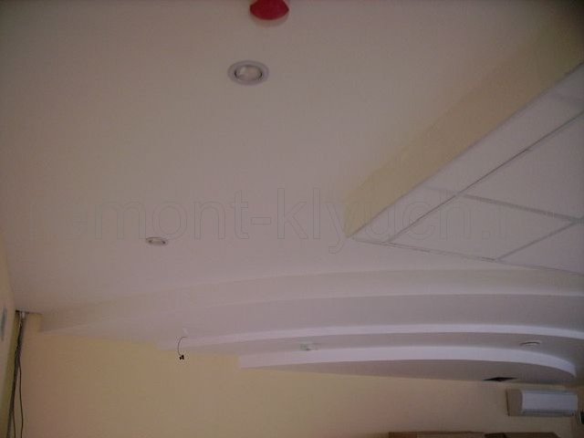 Устройство многоуровнего подвесного потолка из ГКЛ с встроенными светильниками, окрашенного матовой краской