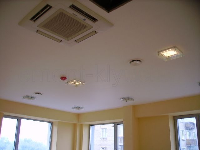 Окраска стен краской с колором в 2 слоя по флизелиновым обоям, вид подвесного потолка с встроенными светильниками, вентиляционной решёткой, установка датчиков противопожарной системы