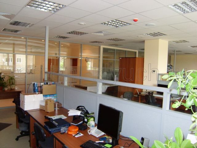 Установка офисной мебели и техники, вид готовых перегородок и подвесного потолка