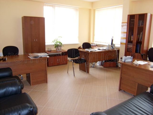 Устройство полов в кабинете из керамических плиток с затиркой швов, выложенных по диагонали, установка офисной и мягкой мебели