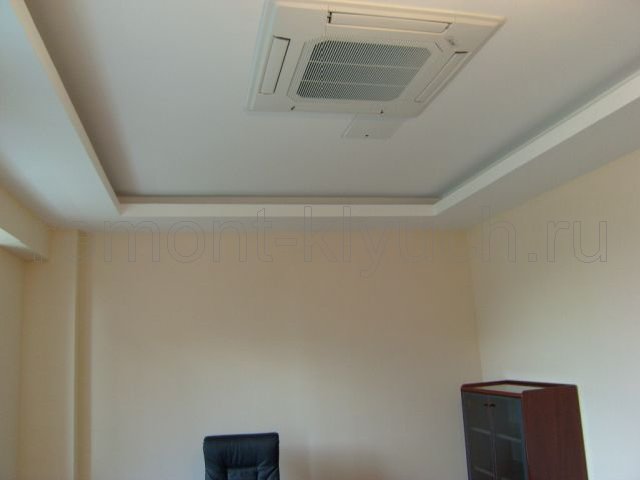 Готовый подвесной потолок из ГКЛ с нишами и вентиляционной решёткой в кабинете руководителя