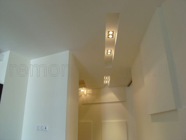 Установка точечных светильников в подвесном потолке коридора, установка выключателей, розеток, терморегуляторов теплого пола