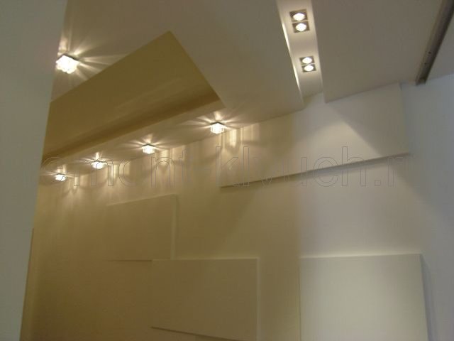 Готовый вид конструкций из ГКЛ на стене в комнате, коридоре