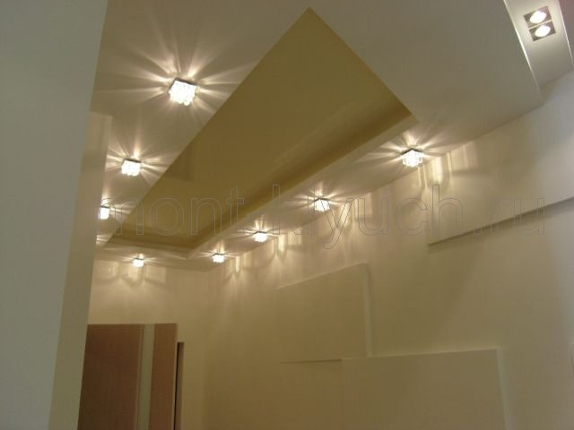 Готовый вид конструкций из ГКЛ на стене в коридоре и освещения в подвесном потолке