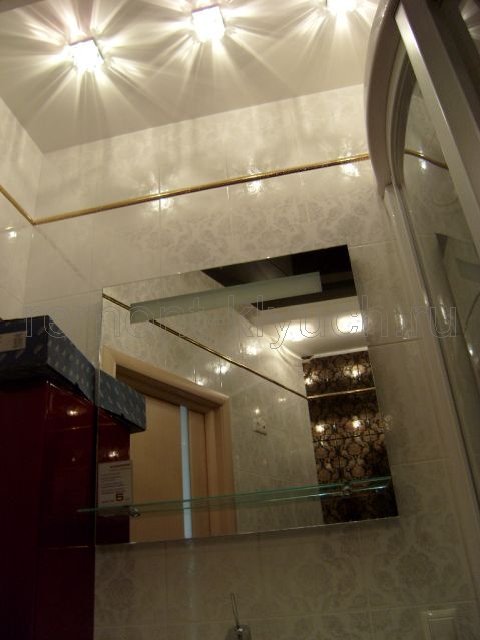 Установка зеркала с полочкой, вид подвесного потолока с хрустальными светильниками