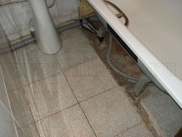 Демонтаж ванны, умывальника, старой напольной плитки в ванной комнате