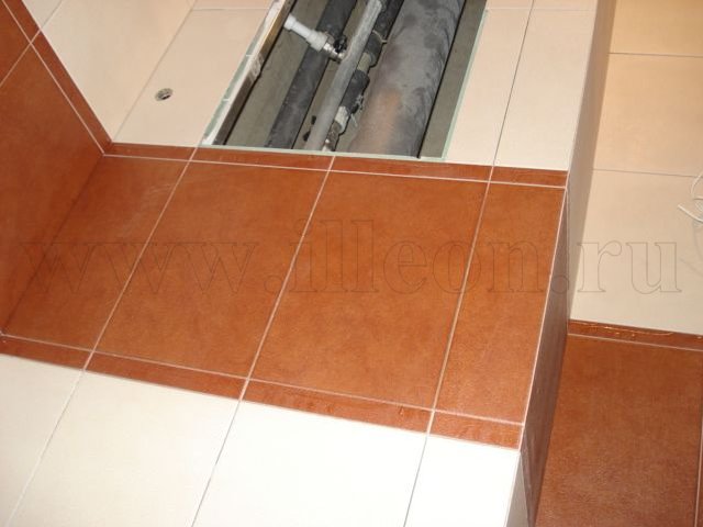 Вид сантехнического короба из ГКЛ, облицованного керамическими плитками с устройством бордюра
